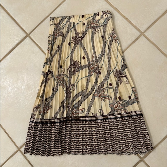 H&M skirt. Size 6, perfect condition. - Picture 5 of 5